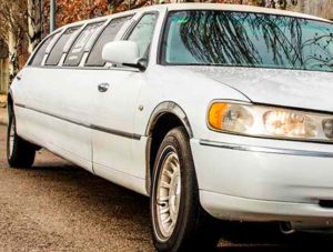 Limusina Lincoln town car blanca